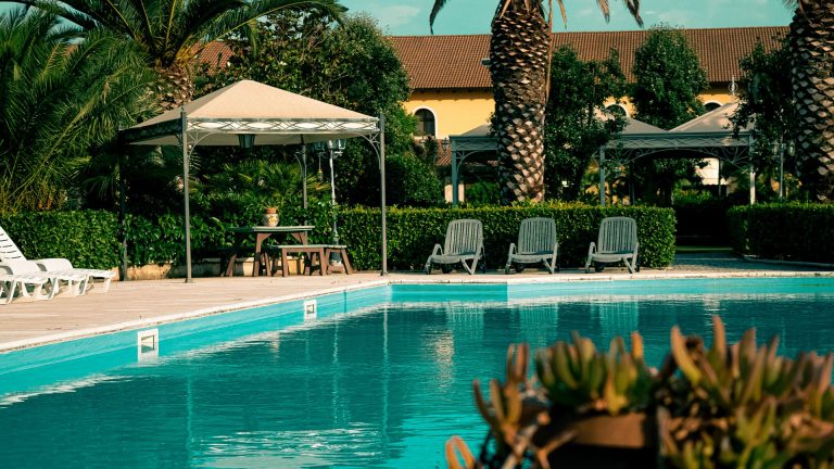 Fabricant d’abris de piscine : comment choisir un abri fiable et durable