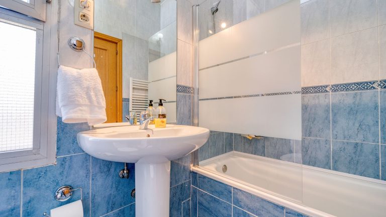 Le placo bleu hydrofuge suffit-il en salle de bain très humide ?
