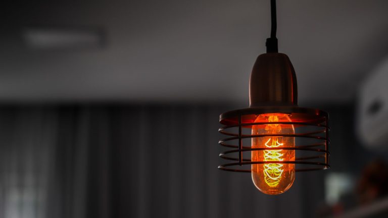 Pourquoi votre ampoule clignote ou s’éteint seule à répétition ?