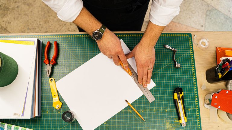 Quelle est la méthode correcte pour couper une plaque de plâtre proprement ?
