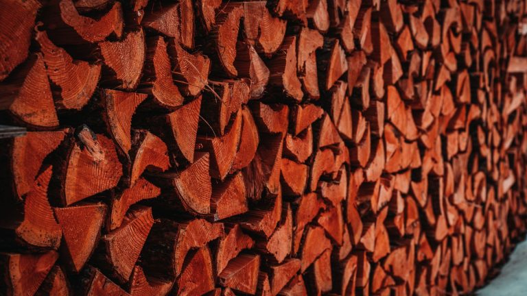 Stocker du bois de chauffage chez soi : quelles règles légales ?