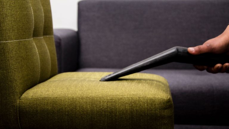Comment choisir un nettoyeur de canapé adapté à son tissu ?