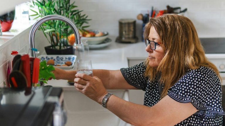 Comment réduire le goût de chlore dans l’eau du robinet ?