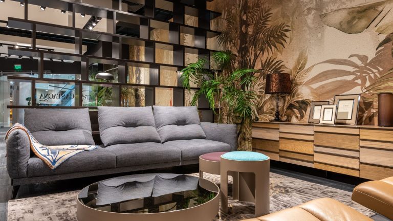 Pourquoi le papier peint panoramique est tendance dans un salon ?