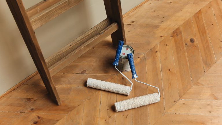 Quelles solutions pour rénover un plancher ancien en mauvais état ?