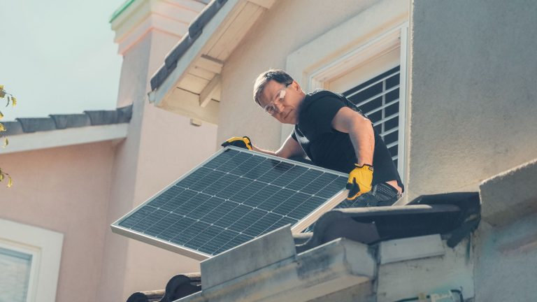 Upsolaire, la référence pour l’entretien des panneaux solaires