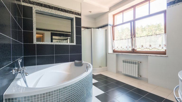 Comment gérer une fenêtre dans l&rsquo;espace douche sans risque d&rsquo;humidité ?
