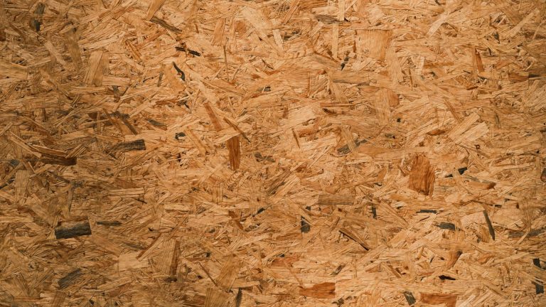 Panneau OSB exposé à la pluie : est-il endommagé et comment protéger ?